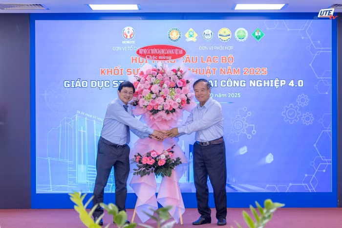 Hiệp hội Các trường đại học, cao đẳng Việt Nam tặng hoa chúc mừng Hội thảo