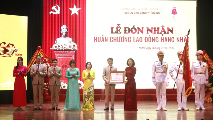 Trường Cao đẳng Y tế Hà Nội đón nhận Huân chương Lao động hạng Nhất.