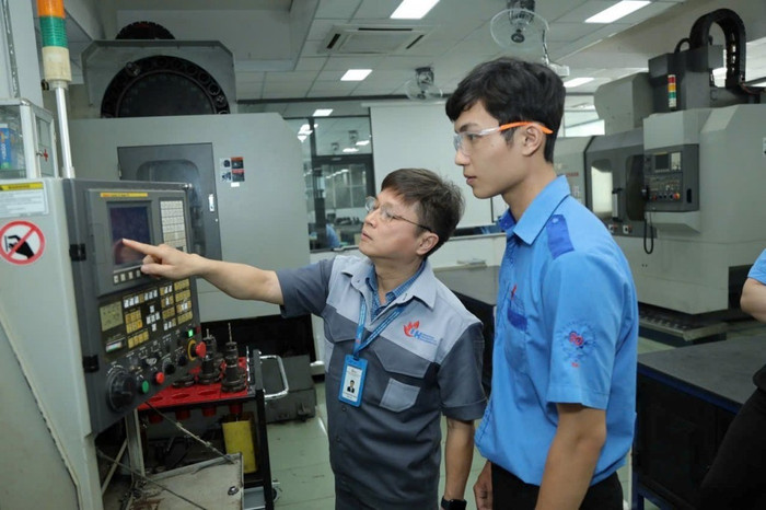 Sinh viên Trường Đại học Công nghiệp Thành phố Hồ Chí Minh được thực hành với thiết bị tự động hóa hiện đại. Ảnh: NVCC