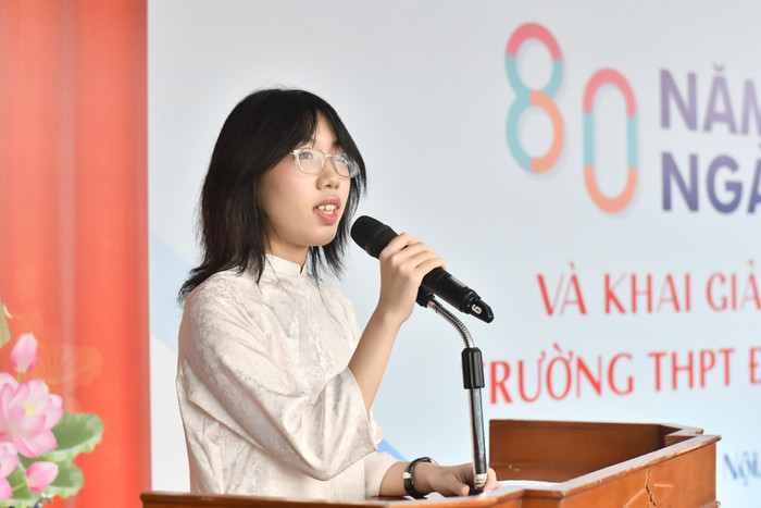 Em Ngô Phương Linh chia sẻ trong lễ khai giảng. dsc7743.jpg