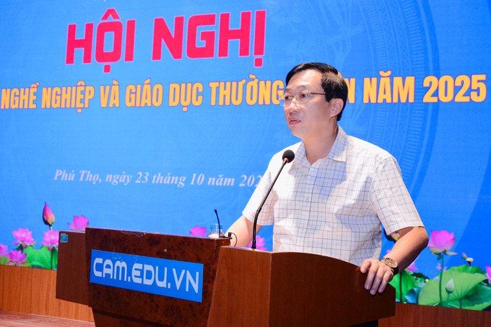 Ông Nguyễn Minh Thuận - Phó Giám đốc Sở Giáo dục và Đào tạo Lào Cai chia sẻ trong hội nghị. dsc-4219.jpg