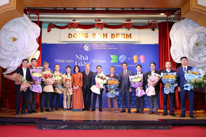 Ban Giám hiệu, Chủ tịch Hội đồng giáo sư cơ sở Trường Đại học Công nghệ - Đại học Quốc gia Hà Nội chúc mừng 11 nhà giáo đạt chuẩn chức danh giáo sư, phó giáo sư năm 2025.