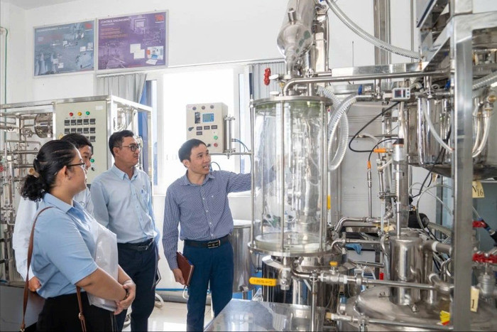 Thầy cô Trường Đại học Công thương Thành phố Hồ Chí Minh trong một buổi làm việc về chuyển giao công nghệ. Ảnh: Website nhà trường ad-4nxdkghth8e-c4k74pn1rxvxbx96cawb8dqb7kiiob-luuf6pm23zspxoplrjczdohoetwlclgs1abpbcqhrl0jarp2o6xopbudk072zrcunnp5okqwhodm0vavdecnzbpd1dnkmola-6246.jpg