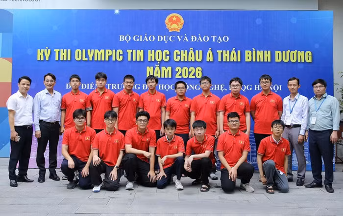 Thầy Đỗ Đức Đông - Trưởng Đoàn, Thầy Đỗ Phan Thuận - Phó trưởng Đoàn (bên phải) và các thầy trong Ban Tổ chức (bên trái) cùng Đội tuyển quốc gia Việt Nam tham dự Kỳ thi.