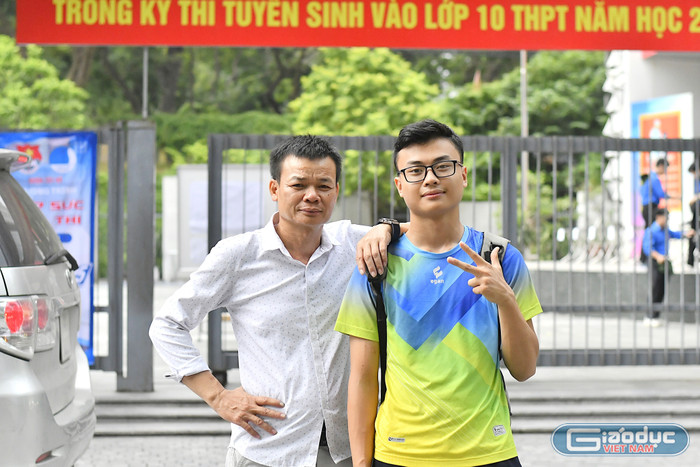 Anh Phạm Mạnh Dũng cùng con trai là Phạm Gia Khôi đến điểm thi từ rất sớm. gdvn-5-308.jpg