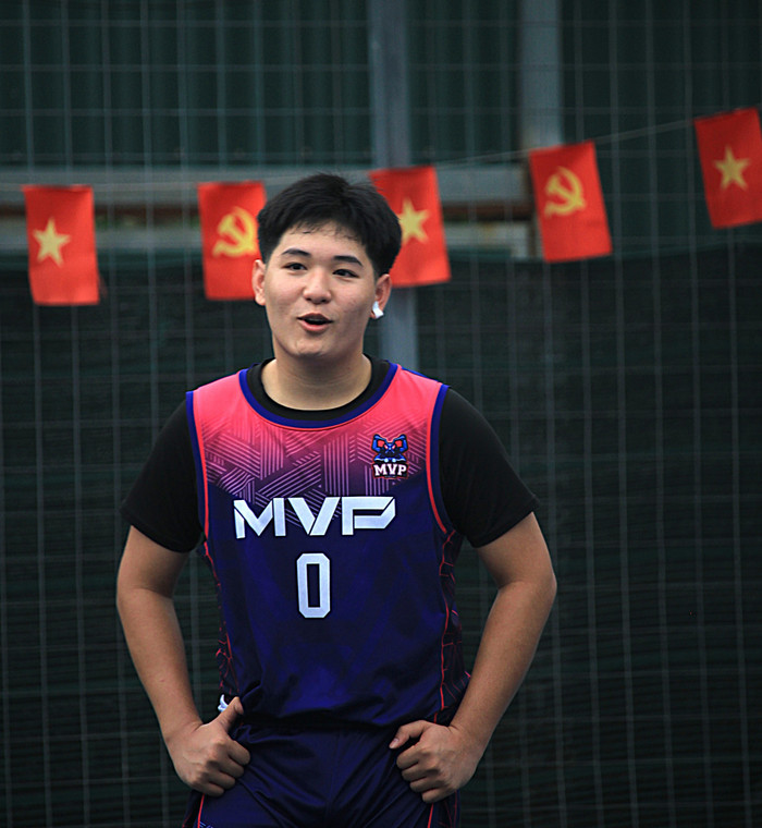 Cầu thủ Nguyễn Minh Thành (số 0), đội trưởng đội tuyển MVP trên sân đấu chiều nay. img-1584.jpg
