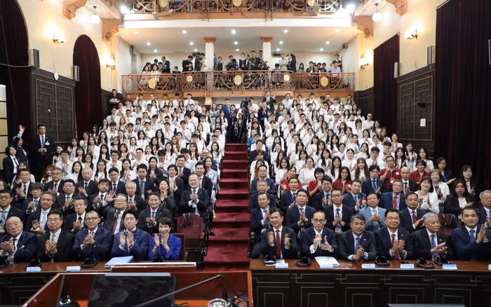 Thủ tướng Nhật Bản Takaichi Sanae chụp ảnh lưu niệm cùng lãnh đạo, cán bộ, sinh viên Đại học Quốc gia Hà Nội và các vị khách quý.