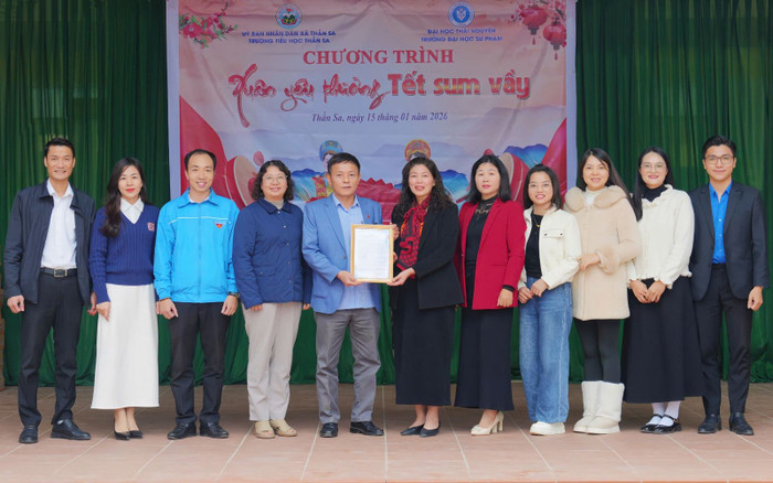 Bà Đinh Thị Kiều – Bí thư Chi bộ, Hiệu trưởng; cùng các đồng chí trong Ban giám hiệu Trường Tiểu học Thần Sa trao Thư cảm ơn cho Đoàn công tác Trường Đại học Sư phạm – Đại học Thái Nguyên.