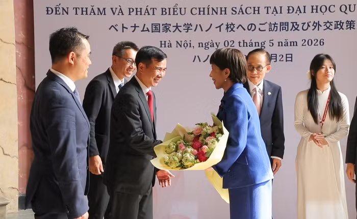 Giám đốc Đại học Quốc gia Hà Nội Bùi Thế Duy chào tạm biệt Thủ tướng Nhật Bản Takaichi Sanae.