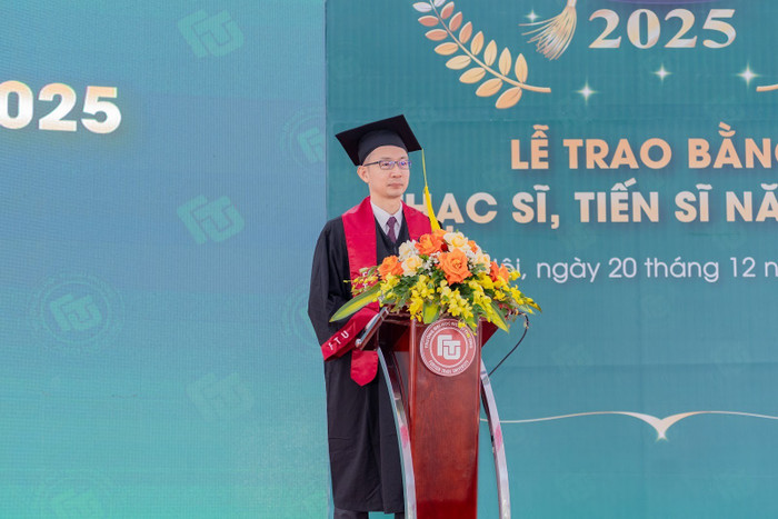 Tân thạc sĩ Dương Ngọc Dũng - Thành viên Ban điều hành, Giám đốc Khối MKT &amp; TT, Phó Tổng Giám đốc công ty thành viên thuộc Ngân hàng TMCP Hàng Hải Việt Nam (MSB) &amp; ROX Group đã có bài phát biểu xúc động, bày tỏ lòng tri ân sâu sắc tới Ban Giám hiệu, Khoa Sau đại học, các Khoa chuyên môn và đội ngũ giảng viên.