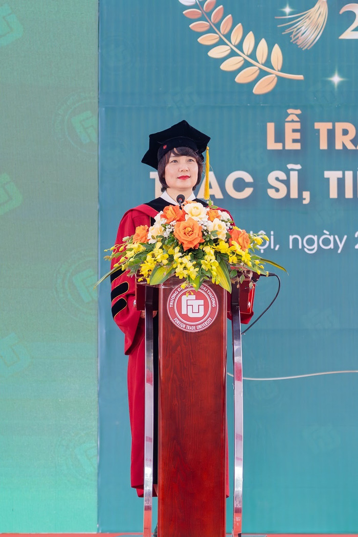 Phó Giáo sư, Tiến sĩ Phạm Thu Hương – Bí thư Đảng ủy, Hiệu trưởng Trường Đại học Ngoại thương phát biểu tại chương trình.