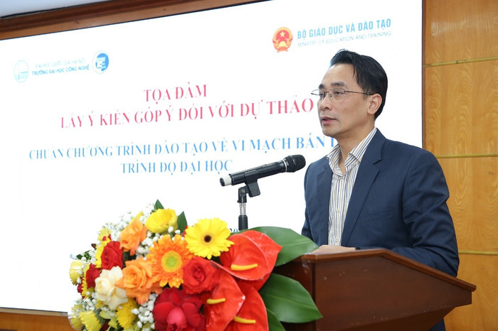 Giáo sư, Tiến sĩ Chử Đức Trình – Hiệu trưởng Trường Đại học Công nghệ, Đại học Quốc gia Hà Nội phát biểu tại tọa đàm lấy ý kiến đối với dự thảo chuẩn chương trình đào tạo về vi mạch bán dẫn trình độ đại học. Ảnh: NTCC thay-trinh.jpg