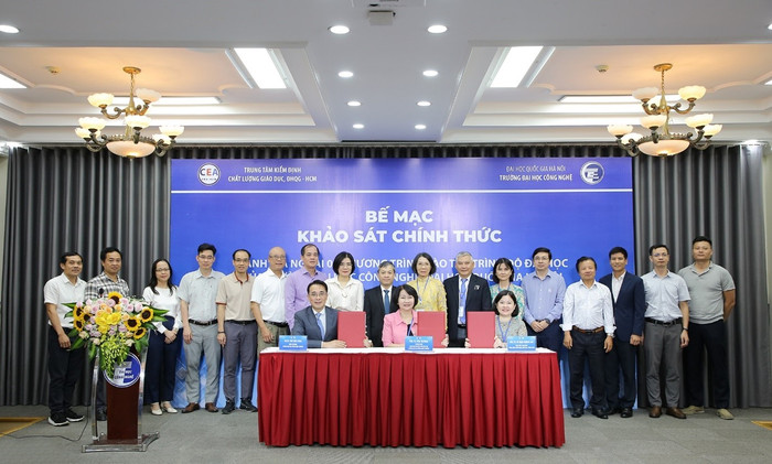 Các chương trình đào tạo đại học của Trường Đại học Công nghệ đều đã được kiểm định theo tiêu chuẩn của Bộ Giáo dục và Đào tạo, hoặc tiêu chuẩn của AUN-QA. thay-trinh-4.jpg