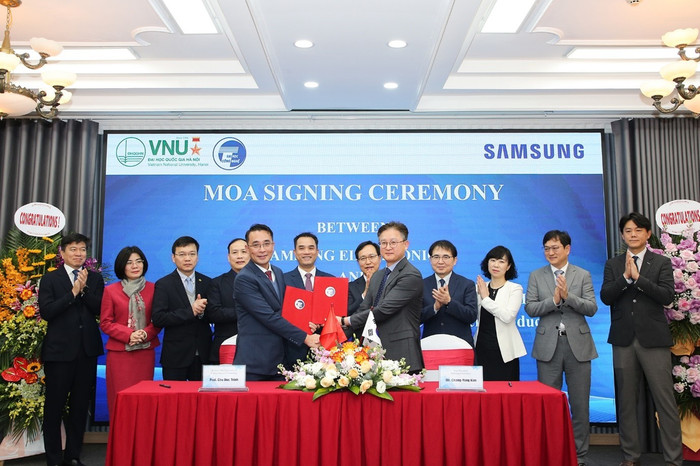Trường Đại học Công nghệ và Samsung Điện tử Hàn Quốc đã ký kết văn bản hợp tác tổ chức chương trình VNU-Samsung Tech Track với mục tiêu đào tạo nguồn nhân lực chất lượng cao có trình độ thạc sĩ lĩnh vực bán dẫn và vi mạch. thay-trinh-6.jpg