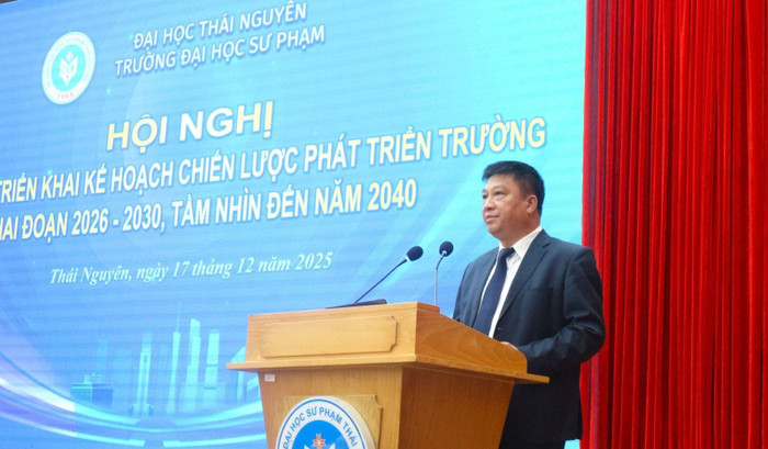 Phó Giáo sư, Tiến sĩ Hà Trần Phương – Bí thư Đảng ủy, Chủ tịch Hội đồng trường phát biểu trong hội nghị.