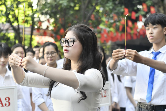Các em học sinh thực hiện nghi lễ dâng hương trong buổi khai giảng. dsc7620.jpg