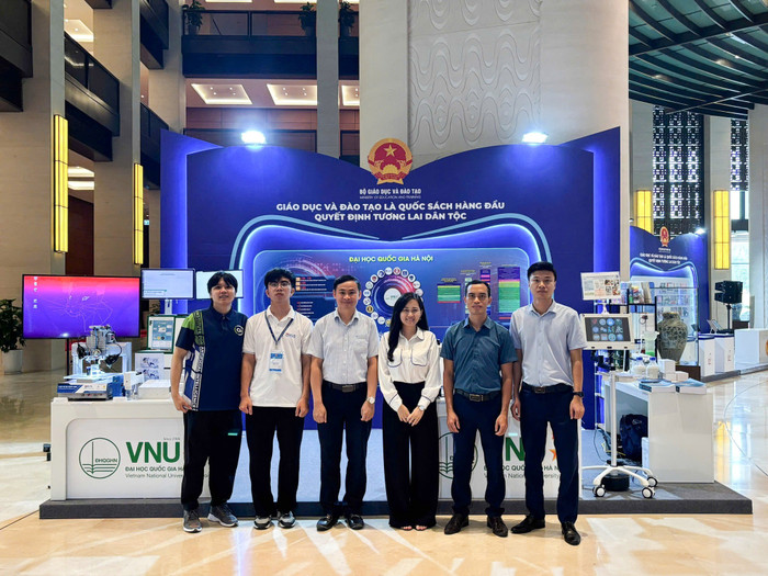 Phó Giáo sư, Tiến sĩ Đỗ Quang Lộc (ngoài cùng, bên phải) cùng các thầy cô trong buổi giới thiệu sản phẩm nghiên cứu tại triển lãm “Một số thành tựu nổi bật trong giáo dục và y tế” diễn ra sáng ngày 16/9. Ảnh: website nhà trường.