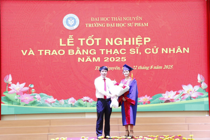 Tân Thạc sĩ Thadnida SYVANHKHAM tặng hoa tri ân lãnh đạo Trường Đại học Sư phạm - Đại học Thái Nguyên. Ảnh: website nhà trường.