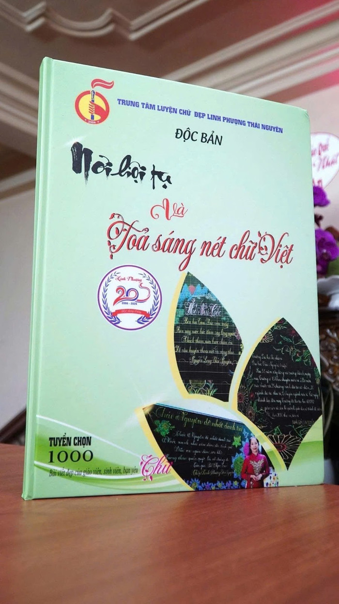 “Nơi hội tụ và tỏa sáng nét chữ Việt” – cuốn độc bản viết tay của hơn 1.000 người chính thức được ghi nhận Kỷ lục Việt Nam. “Nơi hội tụ và tỏa sáng nét chữ Việt” – cuốn độc bản viết tay của hơn 1.000 người chính thức được ghi nhận Kỷ lục Việt Nam.