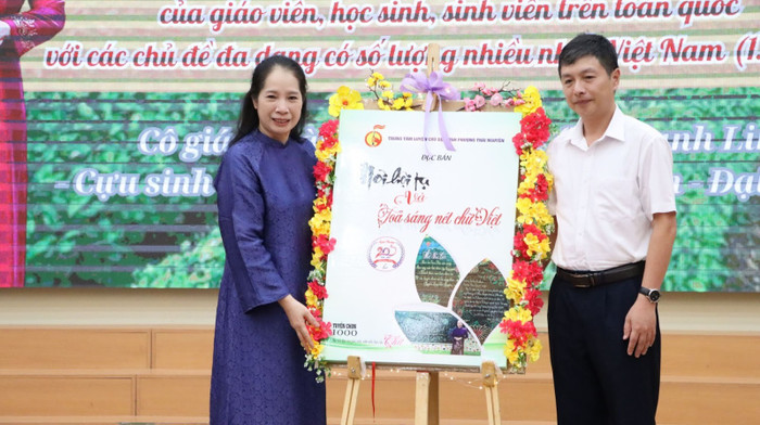 Lãnh đạo Bảo tàng Văn hóa các dân tộc Việt Nam tiếp nhận cuốn độc bản do cô Linh Phượng gửi tặng – góp phần bảo tồn và quảng bá nghệ thuật chữ Việt tới cộng đồng. Lãnh đạo Bảo tàng Văn hóa các dân tộc Việt Nam tiếp nhận cuốn độc bản do cô Linh Phượng gửi tặng – góp phần bảo tồn và quảng bá nghệ thuật chữ Việt tới cộng đồng.