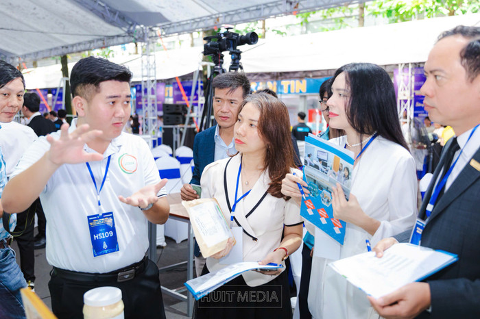 Sinh viên là Võ Trần Anh Huy (bên trái) - Khóa 15, Lớp 15DHHH02, Khoa Công nghệ Hóa học Trường Đại học Công Thương Thành phố Hồ Chí Minh đang giới thiệu về Dự án “Thức ăn chăn nuôi từ bột vỏ sầu riêng lên men”. Dự án này xuất sắc đoạt Giải Quán quân Cuộc thi HUST STARTUP - Học sinh sinh viên với ý tưởng khởi nghiệp lần thứ VI, năm 2025. Ảnh: NVCC