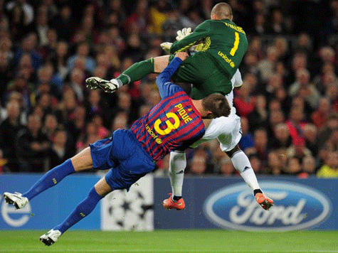 Cú va chạm giữa Pique và Valdes- Ảnh Getty