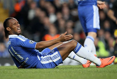 Drogba nhận được sự bênh vực từ Pique- Ảnh Getty Drogba nhận được sự bênh vực từ Pique- Ảnh Getty