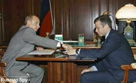 Abramovich có mối quan hệ khá thân thiết với các nhà lãnh đạo Nga, trong đó có Tổng thống Putin Abramovich có mối quan hệ khá thân thiết với các nhà lãnh đạo Nga, trong đó có Tổng thống Putin