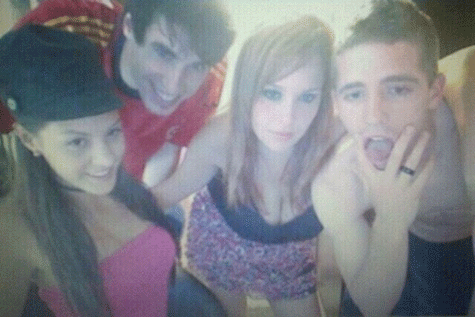 Javi Martinez, Iker Muniain vui vẻ cùng Carolina Abril (đội mũ) và bạn của cô. Ảnh: Twitter.