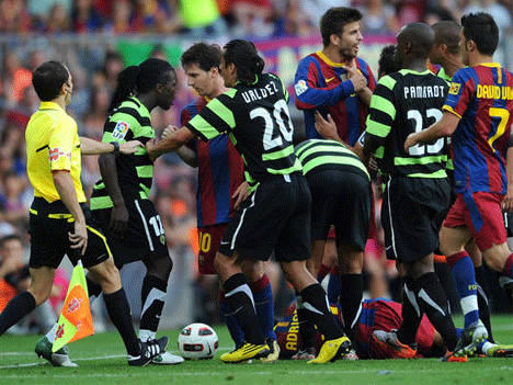 Drenthe (áo xanh đen bên trái) trong lần cùng Hercules chạm trán Barca ở mùa 2010-2011 Drenthe (áo xanh đen bên trái) trong lần cùng Hercules chạm trán Barca ở mùa 2010-2011
