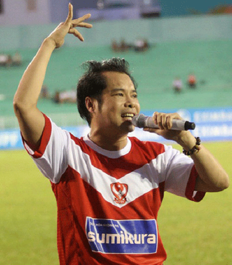 Ngọc Sơn sân Thống Nhất hát phục vụ NHM Bóng đá. Ngọc Sơn sân Thống Nhất hát phục vụ NHM Bóng đá.