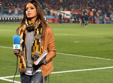 Phóng viên Sara Carbonero tác nghiệp tại World Cup 2010 - Ảnh: AFP Phóng viên Sara Carbonero tác nghiệp tại World Cup 2010 - Ảnh: AFP