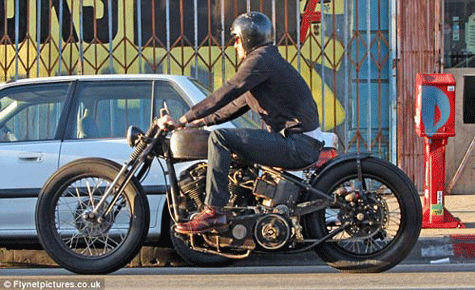 Becks tận hưởng cuộc sống với motor khủng. Becks tận hưởng cuộc sống với motor khủng.