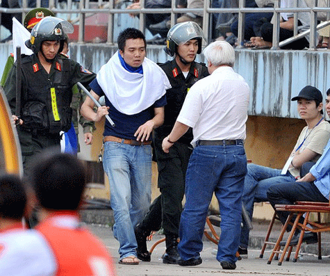 Bầu Kiên xuống sân "xin" cho CĐV đội nhà