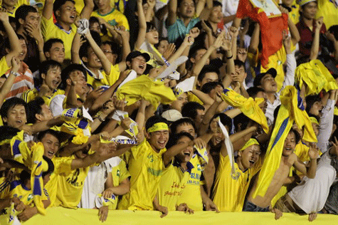 Lúc đầu các fan SLNA cổ vũ rất nhiệt tình Lúc đầu các fan SLNA cổ vũ rất nhiệt tình