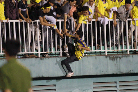 Sau đó là đến màn quậy phá, quá khích Sau đó là đến màn quậy phá, quá khích