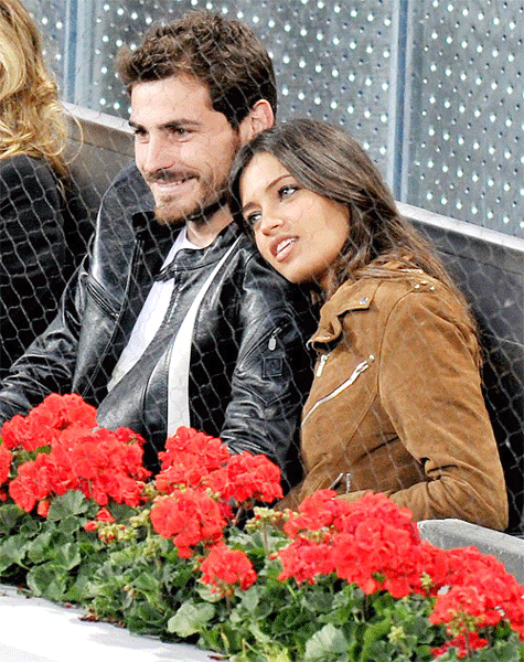 Cuối cùng rồi nàng Sara kiêu kỳ cũng chấp nhận lời cầu hôn của "Thánh Casillas" - Ảnh: Reuters Cuối cùng rồi nàng Sara kiêu kỳ cũng chấp nhận lời cầu hôn của "Thánh Casillas" - Ảnh: Reuters