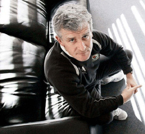 CĐV đội bóng tân binh Premier League trút giận lên HLV Mark Hughes cùng các cầu thủ thuộc đội bóng. CĐV đội bóng tân binh Premier League trút giận lên HLV Mark Hughes cùng các cầu thủ thuộc đội bóng.