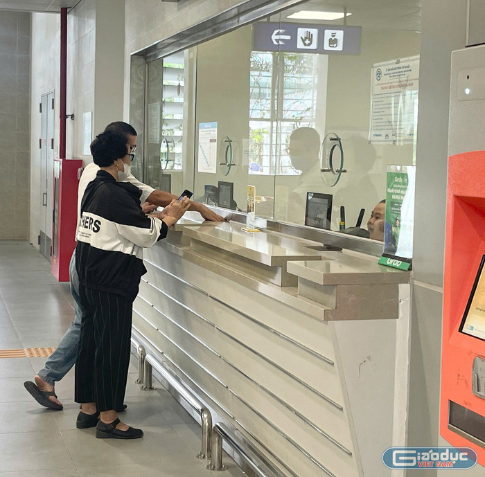 Người dân cho rằng vé điện tử mang tới nhiều thuận tiện so với thẻ vé vật lý. gdvn-mua-ve.jpg