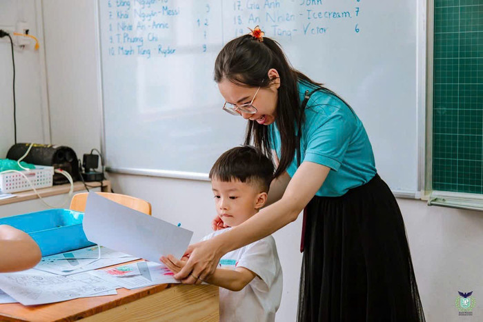 Cô Bùi Hồng Hạnh - Giáo viên Trường Tiểu học Jean Piaget (Hà Nội). Ảnh NVCC co-hanh-bui.jpg