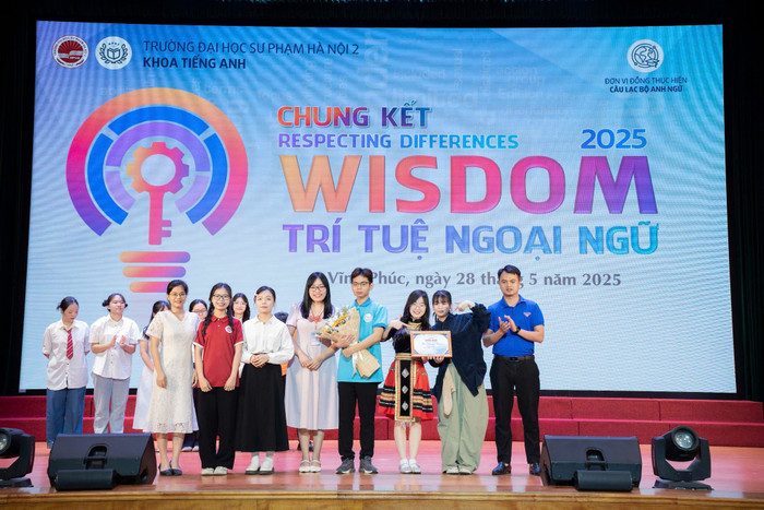 Sinh viên Khoa Tiếng Anh - Trường Đại học Sư phạm Hà Nội 2 tại Chung kết cuộc thi "WISDOM - Trí tuệ ngoại ngữ" khoa Tiếng Anh năm 2025. Ảnh website trường sv-khoa-tieng-anh-dp-su-pham-hn-2.jpg