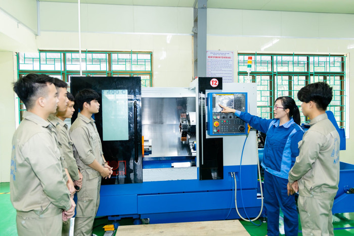 Sinh viên Trường Đại học Kinh tế - Kỹ thuật Công nghiệp trong xưởng thực hành. Ảnh website nhà trường. anh-truong-dh-kinh-te-ktcn.jpg