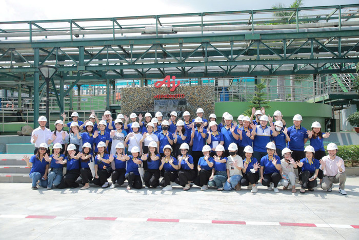 Sinh viên ngành Khoa học môi trường, Trường Đại học Lạc Hồng trong buổi tham quan nhà máy hệ thống xử lý nước thải. Ảnh NTCC z6783123795996-b9f72e8394e4df711fba4397e5582946.jpg