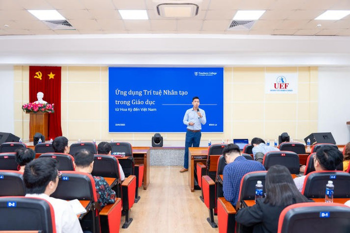 Giảng viên Trường Đại học Công nghệ Thành phố Hồ Chí Minh tìm hiểu về tích hợp trí tuệ nhân tạo trong giáo dục đại học cùng chuyên gia Đại học Columbia. Ảnh website trường 298988-dsc00051.jpg