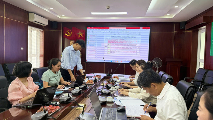 Buổi thẩm định điều chỉnh chương trình đào tạo Quản lý đất đai của Trường Đại học Tài nguyên và Môi trường Hà Nội. Ảnh NTCC nganh-qldd-truong-dhtnmt-hn.jpg