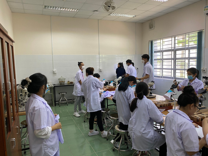 Sinh viên Trường Đại học Nông Lâm Thành phố Hồ Chí Minh thực hành trong phòng thí nghiệm. Ảnh website trường anh-minh-hoa-dh-nong-lam-tphcm.jpg