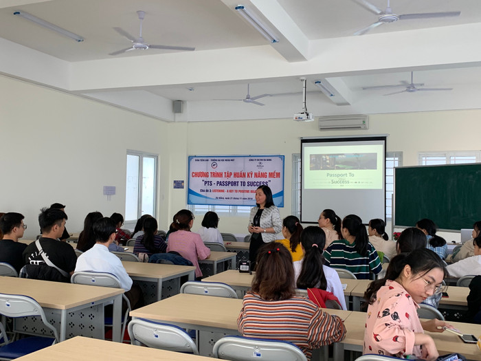Sinh viên Khoa Tiếng Anh, Trường Đại học Ngoại ngữ, Đại học Đà Nẵng trong một buổi tập huấn kỹ năng mềm bằng tiếng Anh. Ảnh website trường Sinh viên Khoa Tiếng Anh, Trường Đại học Ngoại ngữ, Đại học Đà Nẵng trong một buổi tập huấn kỹ năng mềm bằng tiếng Anh. Ảnh website trường