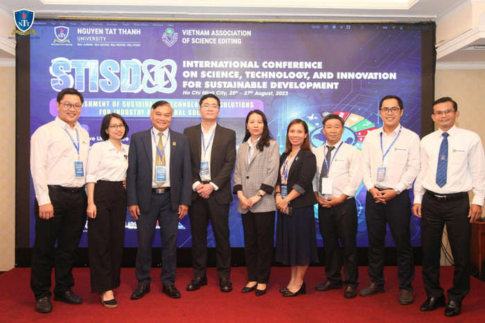 Tiến sĩ Đào Thị Thu Hiền (thứ 4 từ phải qua) cùng các thầy cô Trường Đại học Nguyễn Tất Thành giảng dạy chương trình đào tạo ngành Kinh doanh quốc tế tham gia Hội thảo quốc tế. Ảnh: NVCC.