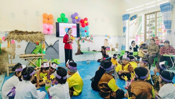 Cô và trò Trường Mầm non Hoa Pơ Lang (xã Cư Yang, tỉnh Đắk Lắk). Ảnh NTCC