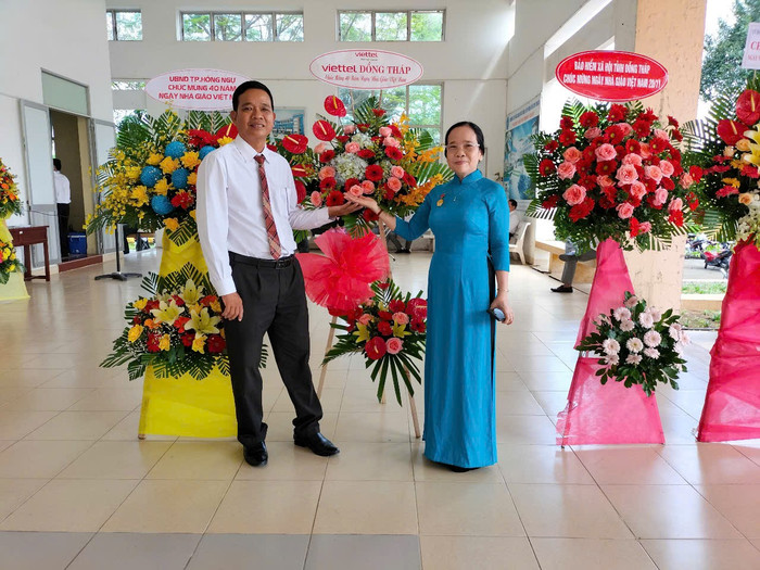 Ông Nguyễn Tấn Công (bên trái) - Trưởng phòng Giáo dục và Đào tạo huyện Tân Hồng, tỉnh Đồng Tháp. nguyen-tan-cong.jpg